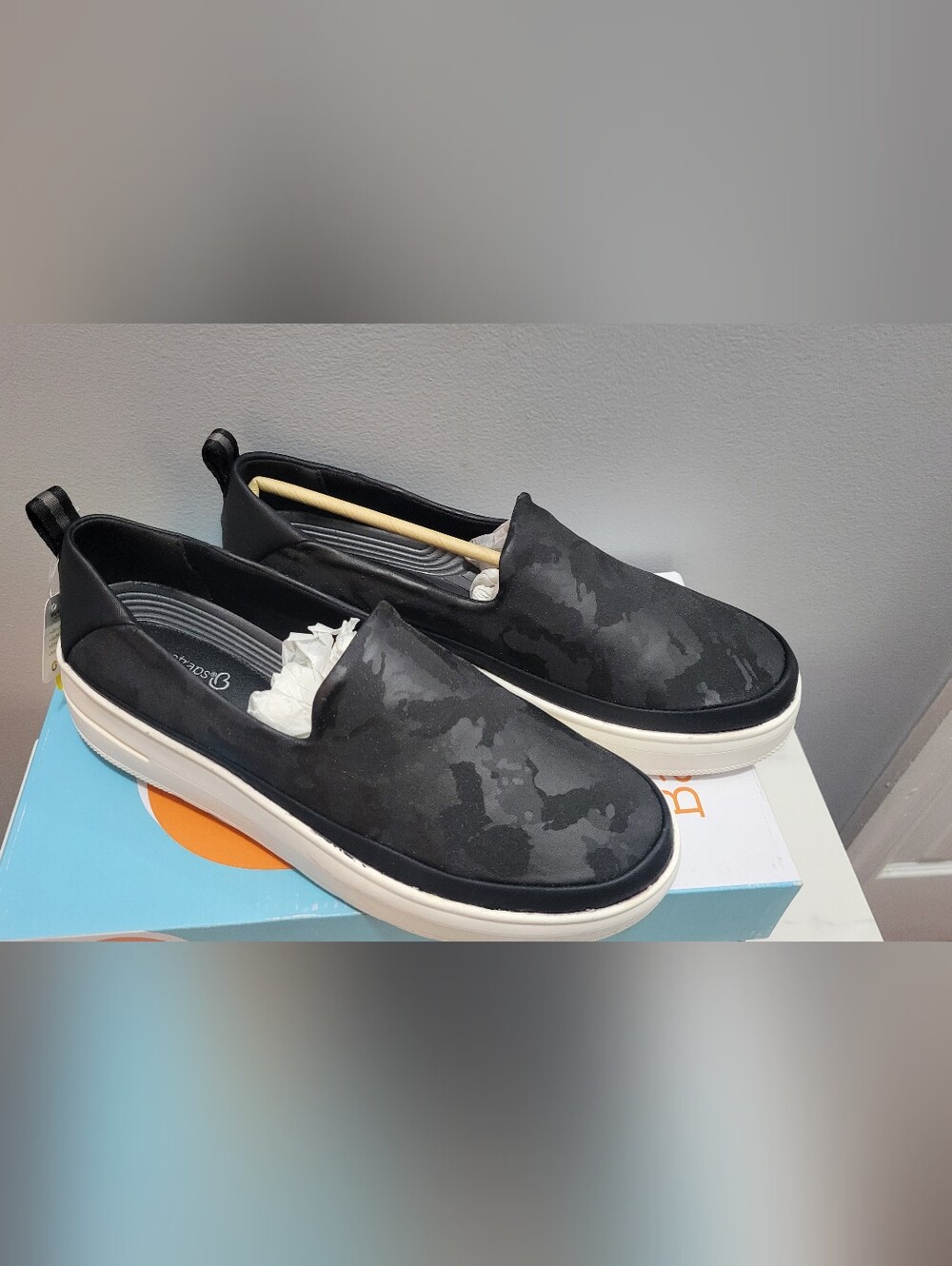 Women's Bare Trap NEVIN  Size 9 Slip-On Casual Sneakers in Black